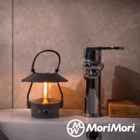 一個灰色的LED無尾熊造型感應燈，帶有黑色提把，燈罩為傘狀，底部有「ON/OFF」及「AUTO」按鈕，燈光發出暖黃色光芒，旁邊是銀色水龍頭和一塊黃褐色肥皂。