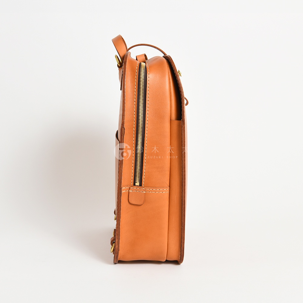 職人手作皮革商務休閒兩用後背包 R-36，以原色皮革製成，側邊可見黃銅色拉鍊、縫線細節和可調節的皮革背帶。