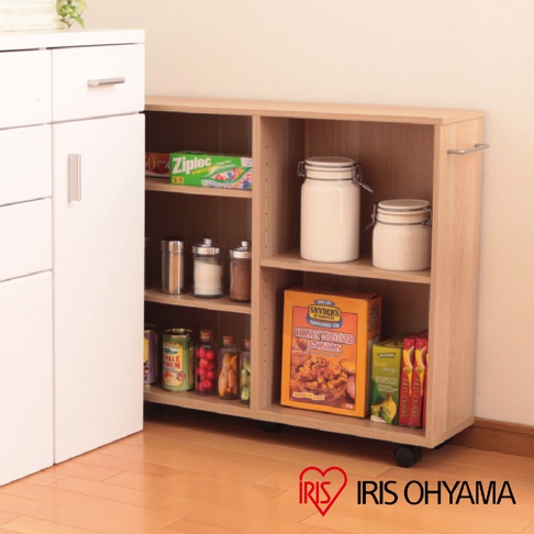 開放式可移動收納架，木紋色，設有四格收納空間，架上擺放著罐裝食品、調味料、零食盒及雜貨。