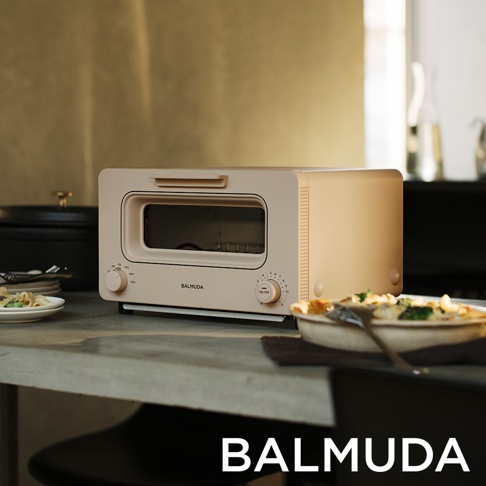 The Toaster 蒸氣烤麵包機，奶茶限定色，配備雙旋鈕操作，前置玻璃視窗，機身側邊有散熱孔。