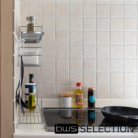 不鏽鋼三層收納架，附三個S型掛勾，架上擺放有玻璃罐裝香料、密封罐裝砂糖、醬料瓶及油瓶，整體呈現簡約的廚房收納景象。