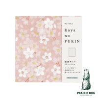 粉紅色五層紗擦拭巾，印有白色櫻花圖案。右側有產品標籤，標示「WAFUKA Kaya no FUKIN」、「標準サイズ 30×40cm」及「Made in Japan」。