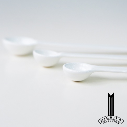 一系列不同尺寸的白色琺瑯調理計量匙，由近至遠遞減，底部有 Michiko Selection 商標。
