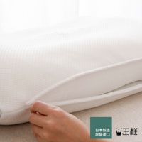 白色王樣の極柔枕，枕套為天絲材質，表面有細緻的織紋，一隻手正在拉開枕套的拉鍊。