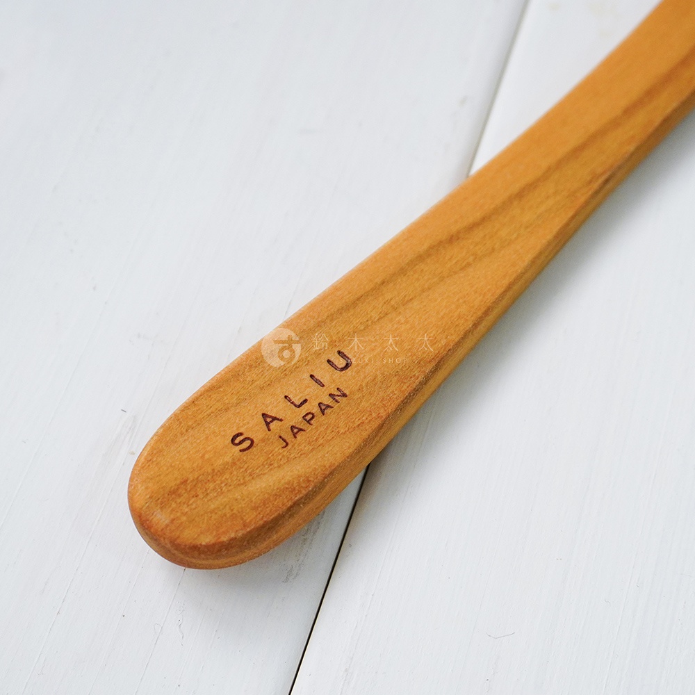 YAMASAKURA 山櫻木平口鍋鏟，淺棕色木質，帶有自然紋理，鍋鏟頭部有「SALIU JAPAN」燙印字樣。