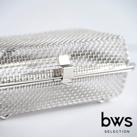 銀色不鏽鋼材質的洗碗機專用清潔收納盒，網狀結構，帶有金屬卡扣，用於固定盒蓋。