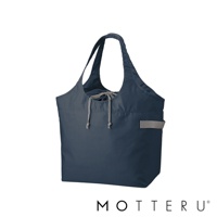 深藍色大容量束口摺疊保冷可立托特袋，採用堅韌的尼龍材質，配有兩條寬版提把和灰色的束繩，袋身側面有一個灰色織帶裝飾。