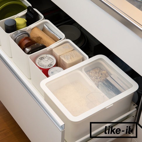 like-it 居家萬用分隔收納盒，內含多個白色收納格，整齊擺放罐頭、紙巾、乾貨食材，展現廚房收納的條理。