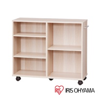 淺木紋色開放式可移動收納架，具備四層置物空間，左側為三格，右側為兩格。收納架頂部兩側有銀色金屬把手，底部配備四個黑色滾輪，方便移動。