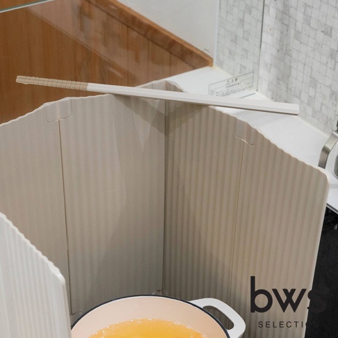 bws SELECTION 廚房防油污六片式摺疊隔板，上方可放置筷勺，為 IH 爐烹調提供保護。