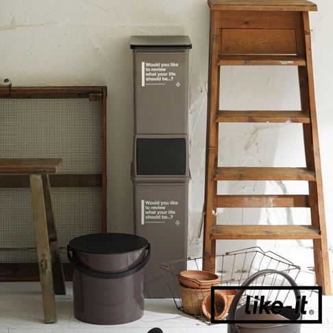 深棕色前開式矮版可疊垃圾桶，共兩層，上方有黑色蓋子，垃圾桶側面印有白色英文字母和圖示。