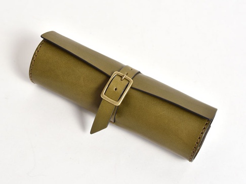 職人手作皮革捲捲收納筆袋，橄欖綠色，採用真皮材質，搭配金色金屬釦環，設計簡約實用。