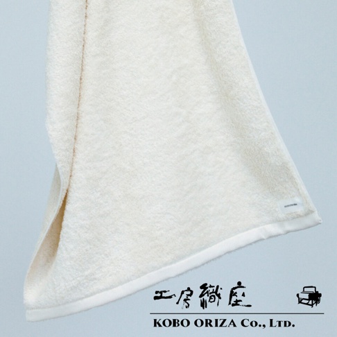 SALA 今治高密度耐洗超細纖浴巾，象牙白色，質地蓬鬆柔軟，邊緣有品牌標籤。