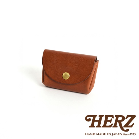 棕色皮革三層收納零錢包，採用鈕扣開合設計，材質為真皮，質感細緻。