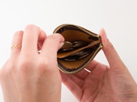 さっと取り出せます。※L字ファスナーで大きく開くので、小銭は取り出しやすい反面、全開時に落ちやすくもなります。ご使用の際はお気を付け下さい。