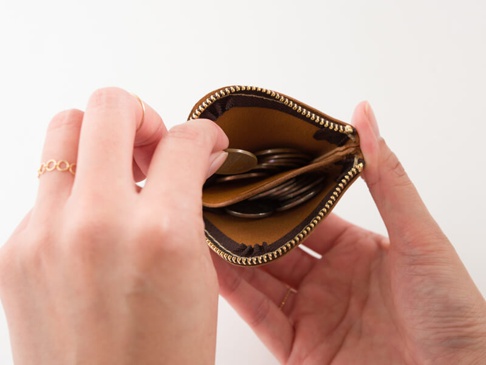 さっと取り出せます。※L字ファスナーで大きく開くので、小銭は取り出しやすい反面、全開時に落ちやすくもなります。ご使用の際はお気を付け下さい。