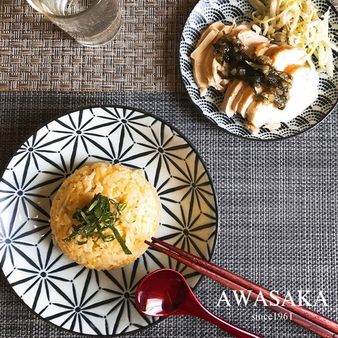 和風淺湯盤，黑色幾何圖案，盛有炒飯，搭配紅色漆木湯匙與筷子。