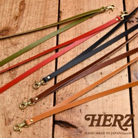 五條皮革製證件識別夾專用掛繩，顏色包含軍綠、紅色、黑色、深棕與淺棕，皆配有黃銅色鉤扣，用於固定證件夾。