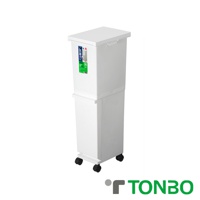 白色抗菌雙層分類垃圾桶，共36公升，配有四個黑色輪子，方便移動，頂部有蓋子，側面有產品標籤。