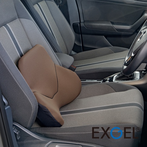 一張放置在汽車駕駛座上的 EXGEL 品牌棕色一體式透氣背靠墊，人體工學設計符合腰背曲線，完美貼合車內深灰色織物座椅，營造舒適的駕駛體驗。
