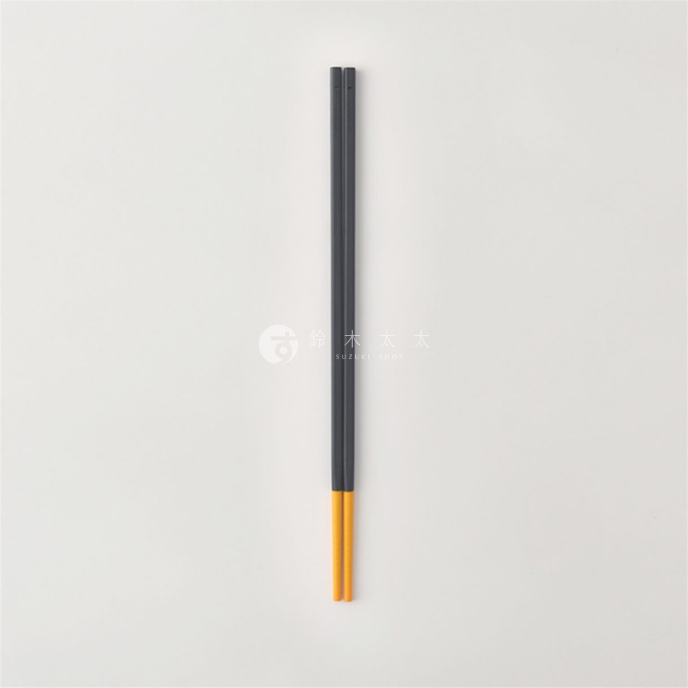 marna 防滑矽膠長筷，一雙深灰色箸身搭配黃色箸尖，箸身中間有 maruna 品牌標誌及 suzuki shop 文字。