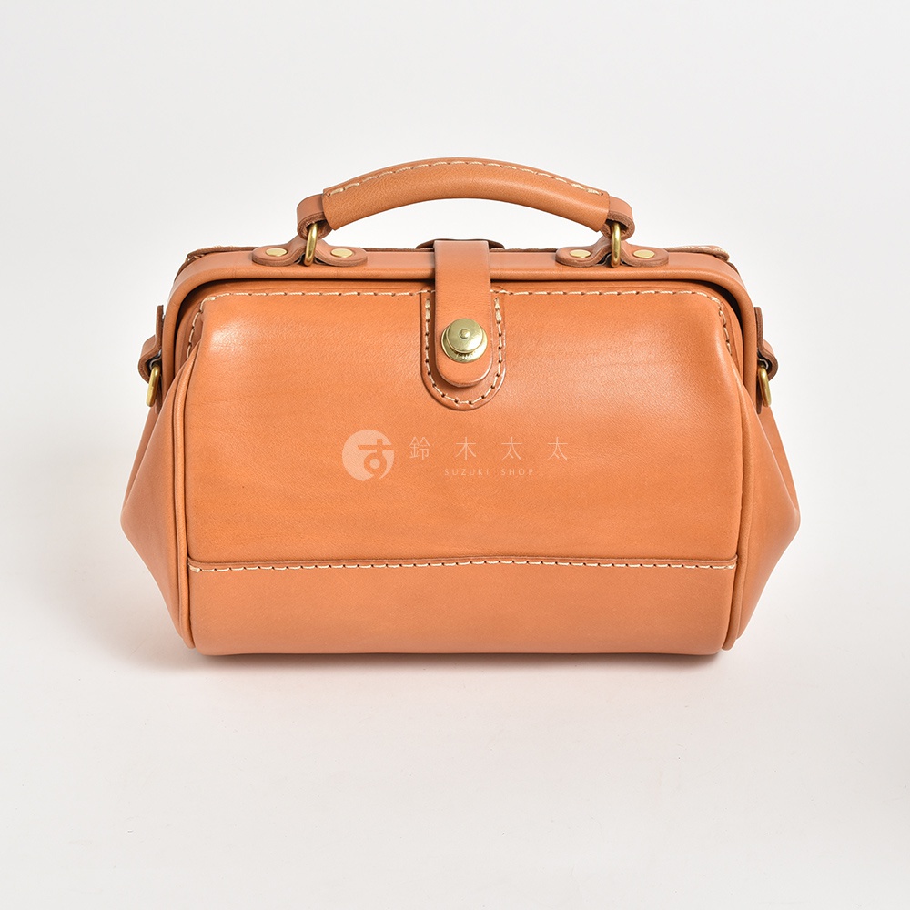 棕褐色皮革製成的醫生包，帶有金色金屬扣和提把，包包上有縫線裝飾，風格復古。