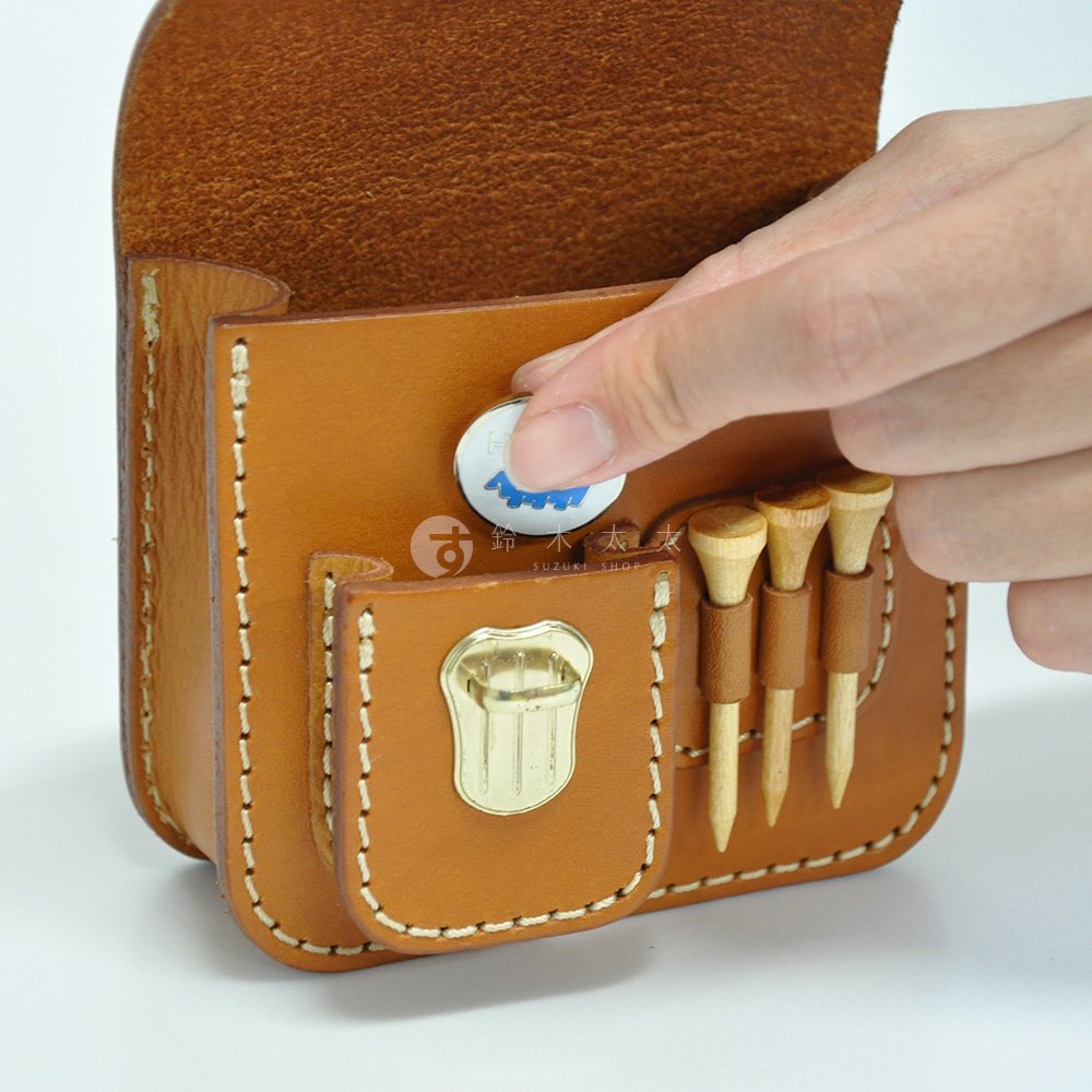 職人手作棕色皮革高爾夫腰包，側面有三個木製高爾夫球釘插槽，正面有一個金屬按扣。