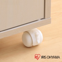 淺木色四層置物收納推車 TKW-90 的白色滾輪特寫，推車底部邊緣為淺木紋色，滾輪為白色塑膠材質，帶有鎖定開關。