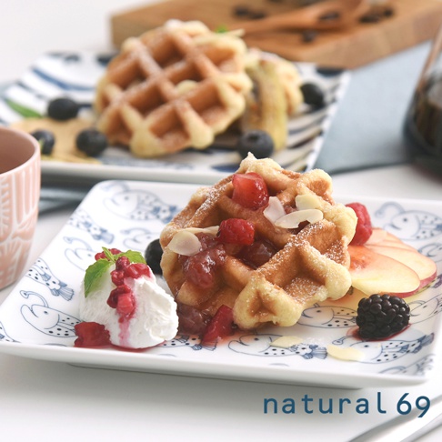 cocomarine × Janke 方形餐盤，白色陶瓷，印有藍色魚紋圖案，盤中盛有華夫餅、鮮奶油、莓果、桃子切片及杏仁片。