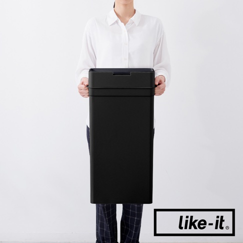 黑色長方形垃圾桶，帶有按壓式掀蓋和抗菌標誌。