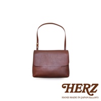 職人手作皮革經典郵差包 CK-4 S，展現經典棕色皮革質感，設計簡約，搭配可調節的單肩背帶，適合日常攜帶。