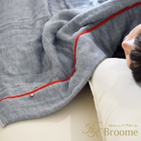 一條藍灰色五層紗材質的四季被，邊緣滾有紅色滾邊。