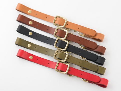 職人手作皮革背包用胸前扣帶，共五色：棕褐色、紅褐色、黑色、軍綠色、紅色。皆為寬 2.4 公分，附有黃銅色金屬扣環與固定環，皮革質感良好。