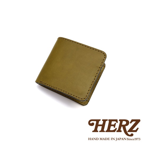 橄欖綠色皮革經典雙折短夾，採用縫線裝飾，整體呈現簡潔質樸的風格。