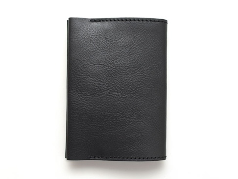 職人手作皮革翻蓋記事本書套 (KB-2) L，黑色粒面皮革材質，縫線整齊，設計簡約。