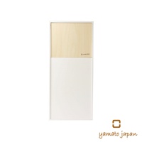 DOORS mini 純手工木製前開式迷你垃圾桶，上半部為淺木紋面板，下半部為純白色面板，整體設計簡約。