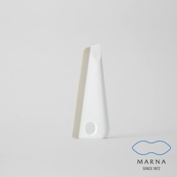 白色三角形廚房清潔刮板，配有淺灰色橡膠刮刀，底部有一個圓形孔洞，方便懸掛。