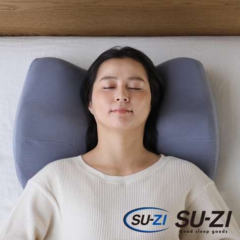 一位女性仰躺在淺藍色、有弧度的 AS 快眠止鼾枕上，枕頭採用柔軟布料製成，能貼合頭部和頸部曲線。