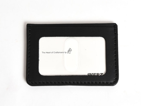 職人手作皮革橫式票券收納夾 (KC-36)，黑色皮革外觀，設有透明票卡夾層，內有品牌標誌與文字。