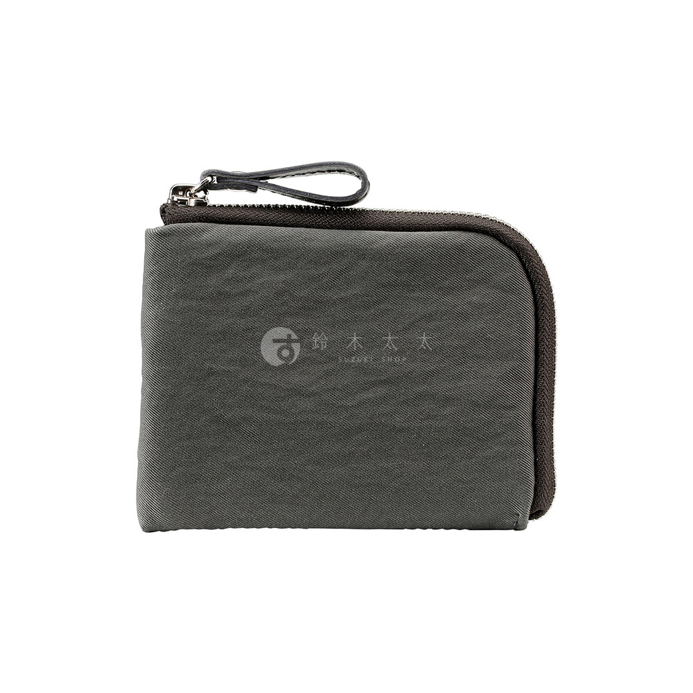 防潑水迷你錢包，上面有品牌標誌和文字