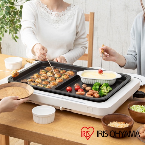 左右溫控電烤盤 WHP-012，白色外觀，設有兩個獨立控溫烤盤，左側烤盤正在製作章魚燒，右側烤盤盛有起司鍋。