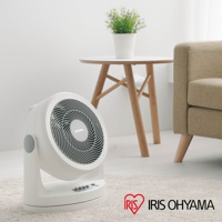 白色IRIS OHYAMA PCF-HM23 空氣循環扇，具有可調節角度的圓形風扇頭，底部有操作按鈕。