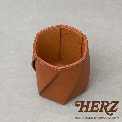 職人手作皮革Organ六角收納筆筒，採用棕色皮革製成，以手工縫線裝飾，整體呈現簡約俐落的六角形設計，可作為桌面收納用品。