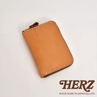 職人手作皮革多用途收納鑰匙包 KE-4，淺棕色皮革，拉鍊開合，縫線細緻。