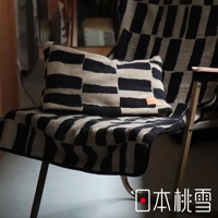 日本桃雪品牌的戶外格紋棉柔2WAY連帽浴巾，上面有一個小小的品牌標籤，浴巾和枕頭都覆蓋著黑白相間的條紋圖案。
