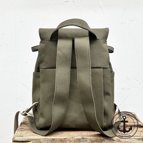 loiter高島帆布前蓋式背包，軍綠色，帆布材質，設有兩個肩帶、一個提把，側面有口袋，設計簡潔。