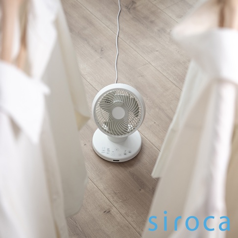 白色SF-A1610 3D氣流循環扇，置於木紋地板上，機身圓潤，帶有控制按鈕和電源線。