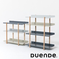 MARGE SHELF 4 四層置物收納架，由木質支柱支撐著深灰、淺灰、淺綠及深灰四層金屬層板，設計簡潔現代。