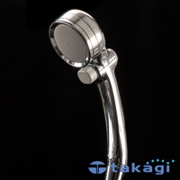 閃亮銀色的微米氣泡蓮蓬頭，具有圓形噴頭和灰色按鈕，黑色背景。