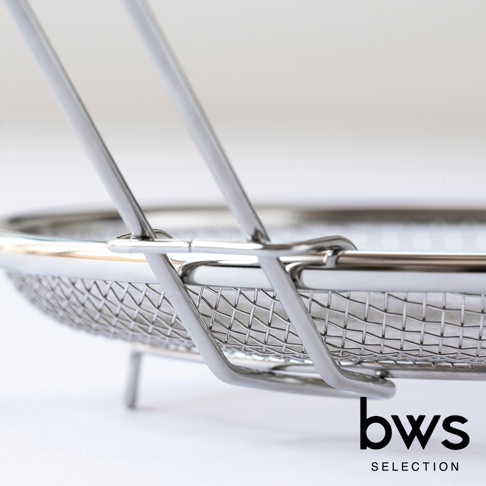 bws SELECTION 品牌的可拆式不鏽鋼圓型簡約萬用瀝水盤，採用18-8不鏽鋼材質，底部有支架，方便瀝水。